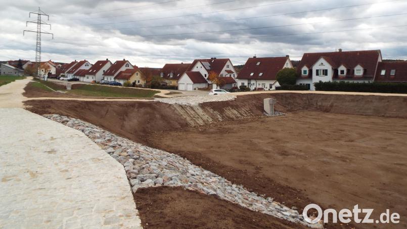 Zwei Regenrückhaltebecken sollen nun dafür sorgen, dass Hochwasser in der Willy-Brandt-Straße in Kümmersbruck der Vergangenheit angehören. Bild: e