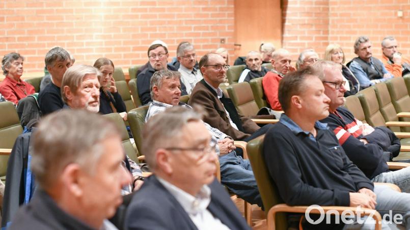 Rund 60 Bürger zeigen Interesse an der Bürgersammlung in Weiden. Bild: Gabi Schönberger