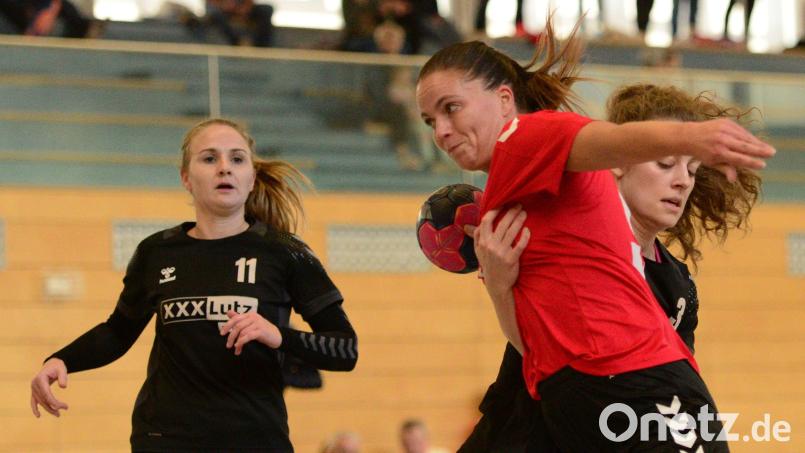 Natalie Fleischmann beweist Durchsetzungsvermögen: Die Damen der HSG Nabburg/Schwarzenfeld benötigen im Heimspiel gegen Schlusslicht Herzogenaurach einen Sieg. Bild: mhs