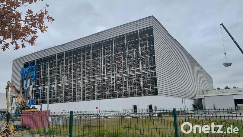 Am ehemaligen ATU-Hochregallager in der Dr.-Kilian-Straße in Weiden "fallen in diesen Tagen die Hüllen". Mit Hilfe von Kränen wird zunächst die Fassade entfernt. Die neue Besitzerin, CTP, saniert die Hallen im Norden der Stadt. Bild: Gabi Schönberger