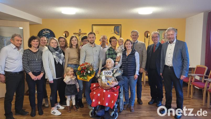Emma Hopf (vorne sitzend) feierte ihren 100. Geburtstag. Zahlreiche Besucher kamen ins BRK-Seniorenheim, um ihr zu gratulieren. Bild: Gemeinde Plößberg/exb