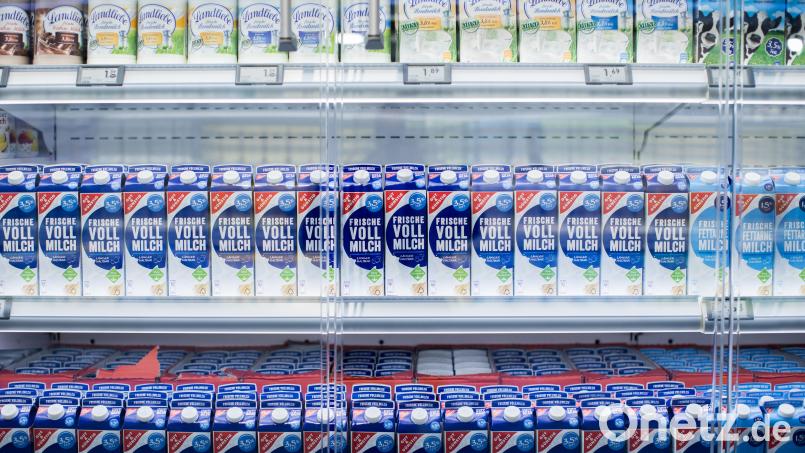 Für Milch gibt es derzeit keine Pflicht zur Herkunftsangabe. Es muss laut Verbraucherzentrale Bayern weder gekennzeichnet werden, wo die Milch erzeugt, noch wo sie verarbeitet wurde. Symbolbild: Rolf Vennenbernd/dpa