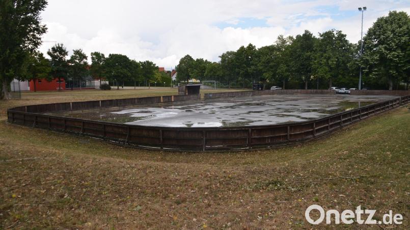 Die in die Jahre gekommene Eisbahn und das weite Umfeld nördlich der Graserstraße sollen mit beträchtlichem Aufwand im Rahmen der städtebaulichen Entwicklung des Ortes zur &quot;lebendigen Ortsmitte&quot; werden. Ein Realisierungswettbewerb für Landschaftsarchitekten soll Ideen zur Umsetzung bringen Bild: ak