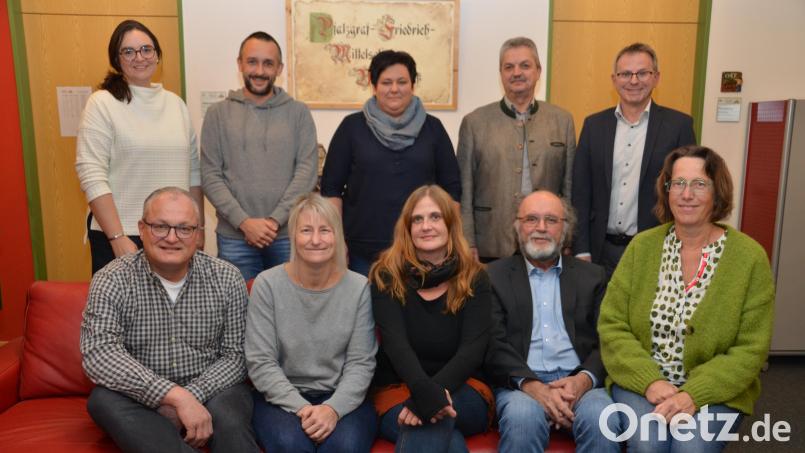 Renate Kellner als Gründungsmitglied und ehemalige Erste Vorsitzende wurde mit stellvertretender Kassenchefin Christine Enderlein (hinten, Mitte) und anderen aus dem Förderverein der Grund- und Mittelschule verabschiedet. Anja Schaller (sitzend, Zweite von links) und Richard Pruy (sitzend, Zweiter von rechts) sind nun die ersten Ansprechpartner für Rektor Hubert Reil (hinten, rechts) und Schulleiterin Katja Meidenbauer (hinten, links). Bild: dob