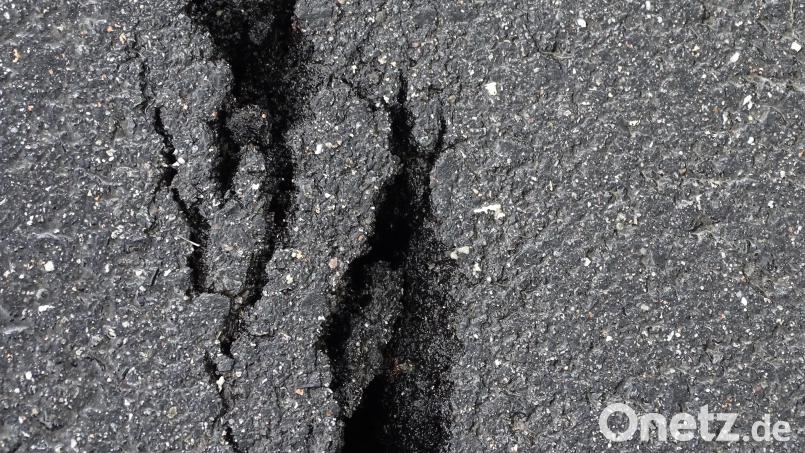 Breite Risse in einer neuen Teerdecke und kein Ende des Phänomens in Sicht. Jetzt kommen Experten eines Fachbüros aus Regenstauf und starten Versuche, die Ursache zu ermitteln. Bild: Houschka