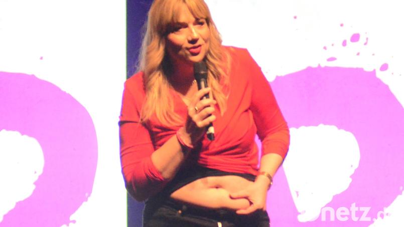 Mirja Regensburger kokettiert wiederholt mit ihrem Bäuchlein. Bild: Kunz