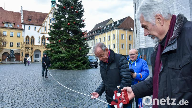 Die Veranstalter des Amberger Weihnachtsmarkts, vermessen den Marktplatz. Rund 2 000 Quadratmeter habe die Ausmessung des Marktplatzes nach der neuen Gema-Richtlinie ergeben – Das bedeutet 5000 Euro Mehrkosten.
Von links: Karl-Heinz Kaiser, Gerd Ziegler, Peter Harant, Andreas Raab. Bild: Stephan Huber