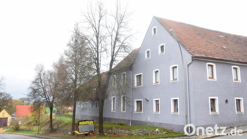 An der Biegung der Kreisstraße in Wurz werden drei Bäume abgesägt und durch neue ersetzt. Bild: fz