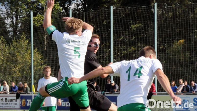 In der Defensive gut stehen wollen die Mitterteicher Spieler gegen den Neuling ASV Weisendorf falls die Platzverhältnisse die Austragung der Partie zulassen. Bild: hoh