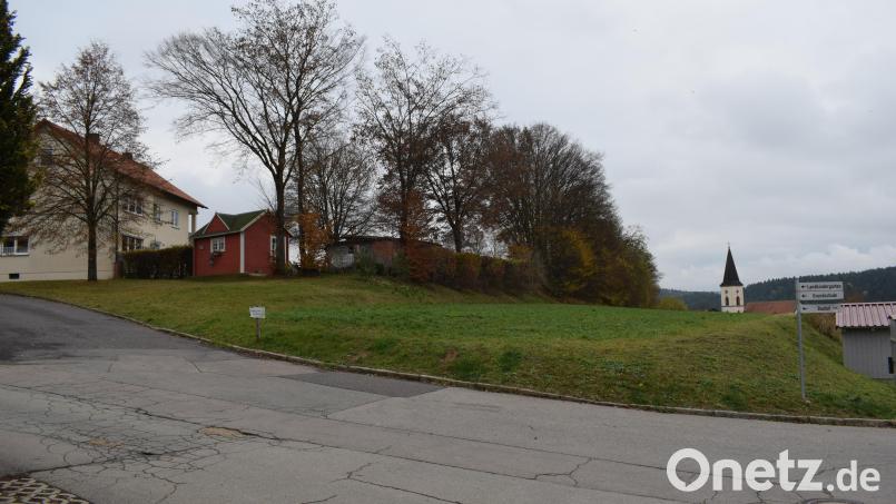 Auf der freien Fläche zwischen Grundschule und Kirche will die Firma Dankerl eine Wohnanlage errichten, die umsorgtes Leben im Alter ermöglicht. Erst Schritte wurden bereits eingeleitet. Bild: bnr