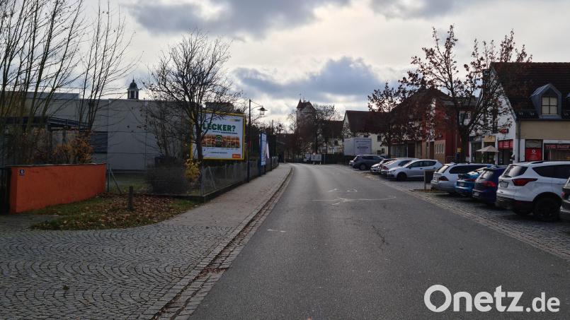 Über die Alte Amberger Straße wird der Festzug durch die Lagerwache 1 in den Truppenübungsplatz marschieren. Bild: sne
