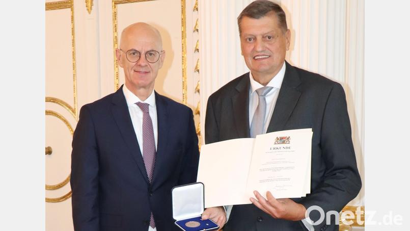 Regierungspräsident Walter Jonas (links) ehrt Franz Ziegelmeier aus Fensterbach. Bild: Regierung der Oberpfalz/Stühlinger-Weinhändler/exb