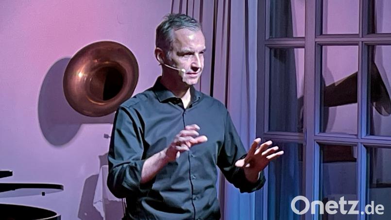 Stefan Kröll trat bereits zum dritten Mal in der Kulturscheune Elbart auf. Bild: Gerhard Krones/exb