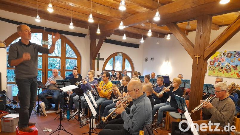 Am Wochenende fand im Illschwanger Rathaus ein Bläserworkshop mit anschließendem Konzert in der St.-Veit-Kirche mit Geistlicher Bläsermusik statt. Den Workshop leitete Landesposaunenwart Ralf Tochtermann (links). Bild: Irene Zeyer/exb