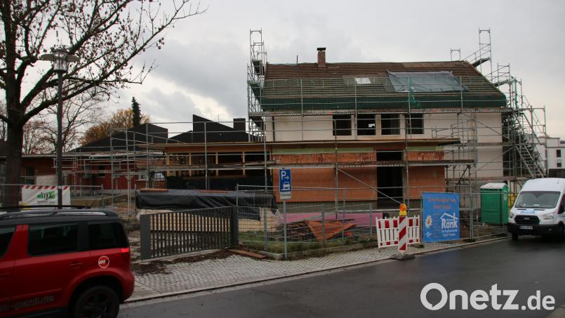 Das Kinderhaus In Schirmitz wird erweitert. Der erste Stock des ehemaligen Schwesternwohnheims, das gerade zum Kindergarten umgebaut wird, soll nun auch gleich voll ausgebaut werden. Damit gäbe es die Möglichkeit für eine siebet Gruppe. Bild: sne