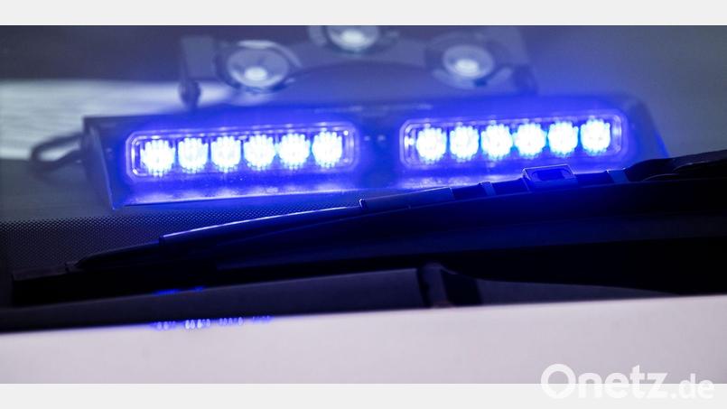 Die Weidener Polizei sucht nach dem Opfer eines Verkehrsunfalls von Donnerstagabend. Symbolbild: Lino Mirgeler/dpa