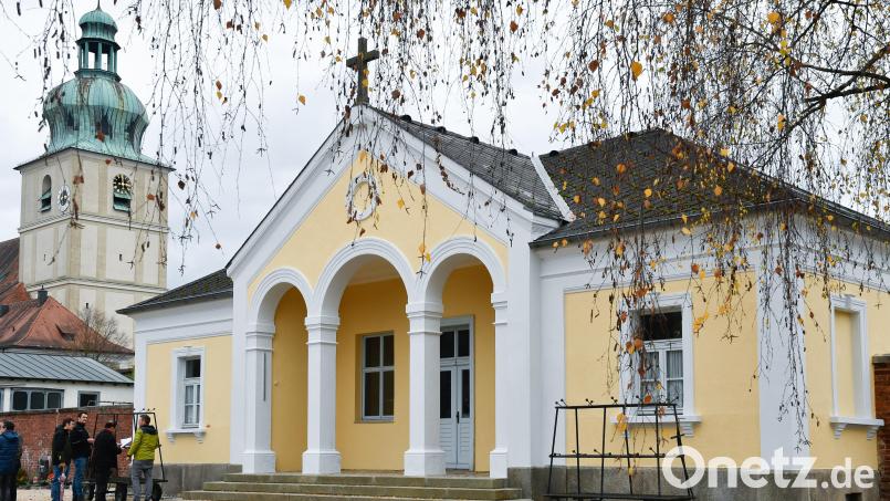 Das Leichenhaus des Amberger Dreifaltigkeitsfriedhofs ist wieder schön gemacht worden. Bei einem Ortstermin schildert Anton Landgraf, wie das Büro ALS das geschafft hat. Bild: Petra Hartl