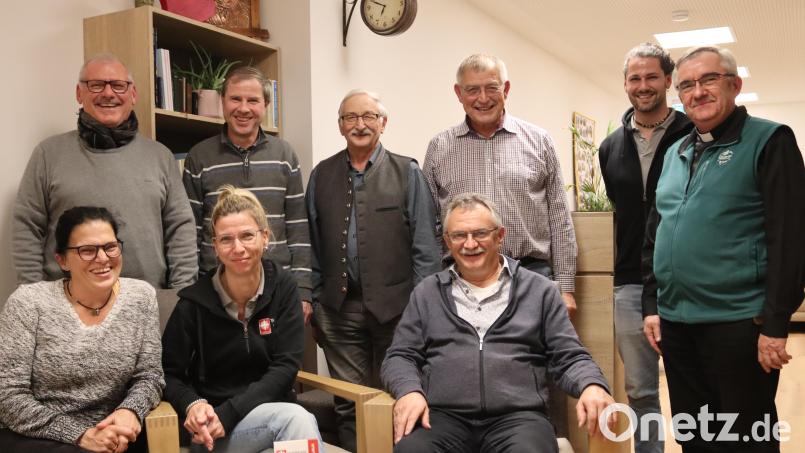Pfarrer Slawomir Niemczewski (rechts) und Pfarrer Werner Sulzer (hintere Reihe, Zweiter von links) bleiben die beiden Vorsitzenden des Vereins der Caritas-Sozialstation Ensdorf. Bild: mrr