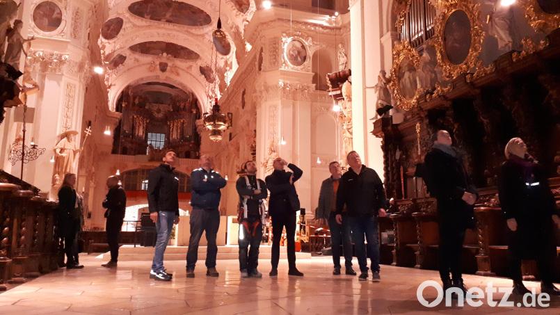 Bei der Beleuchtungsprobe am Donnerstag spätnachmittags in der Basilika Waldsassen: Das Ergebnis überzeugte nicht alle Beteiligten. Bild: pz