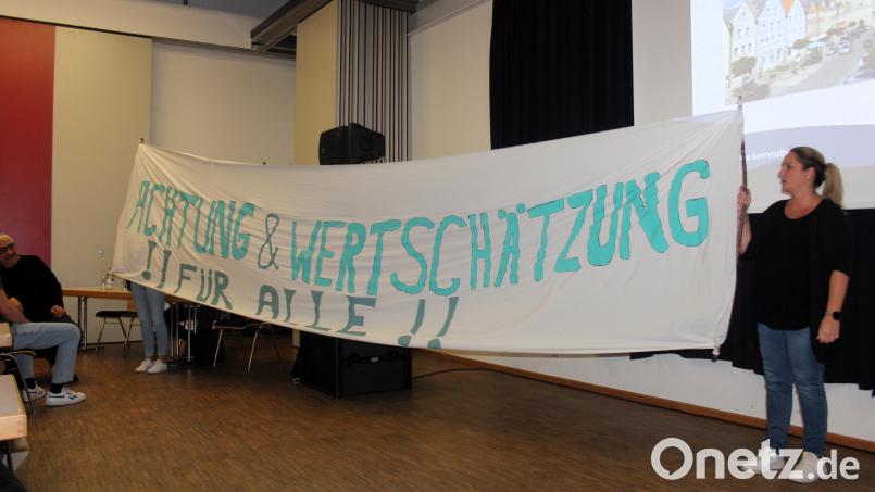 &quot;Achtung und Wertschätzung&quot; fordern die Anlieger der geplanten Containerwohnanlage für sich ein, gleiches - so Bürgermeister Roman Schäffler - möge man aber bitte auch den Flüchtlingen entgegenbringen. Bild: stg