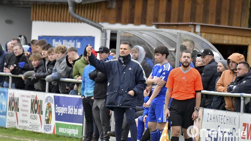 Der Raigeringer Trainer Thomas Ficarra (Mitte) kann mit seinem Team die Tabellenspitze der Kreisliga Süd übernehmen. Wenn der SVR spielt – und siegt. Archivbild: Hubert Ziegler
