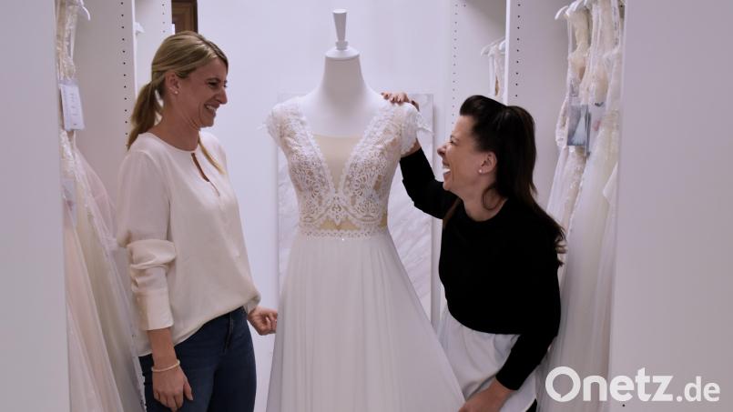Angesagt ist derzeit feinste Spitze und viel weißer Stoff. Melanie Blumberg (rechts) hat Melanie Schultes in den vergangenen Wochen tief in die Kunst der Brautkleid-Suche eingeweiht. Bild: ubb