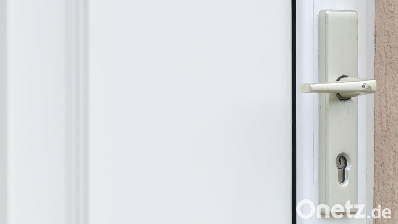 Ein bislang unbekannter Täter hat eine Haustür in Tirschenreuth mutwillig beschädigt. Symbolbild: Heiko Becker/dpa