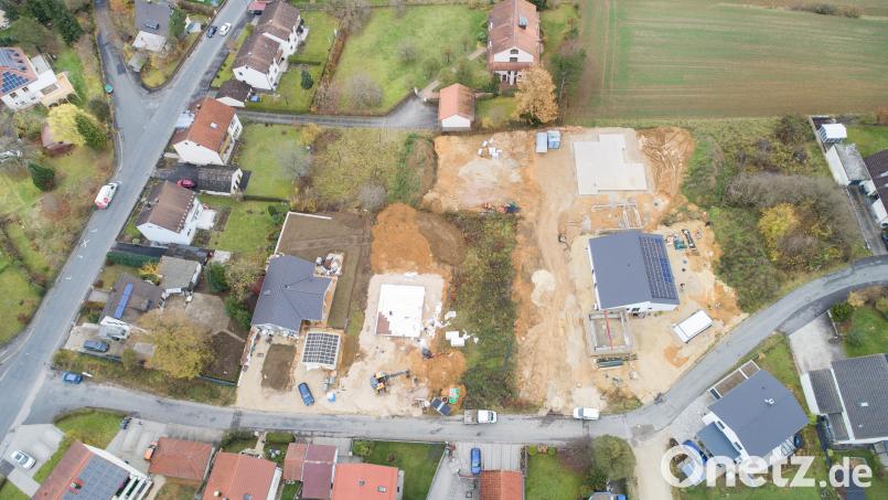 Die Breitenbrunner Straße (am rechten Bildrand verläuft die Südstraße) zählt gefühlt auch noch zum Stadtteil Loderhof. Dort hat die Stadt Sulzbach-Rosenberg ein kleines Areal mit sechs Baugrundstücken ausgewiesen. Zwei Häuser stehen dort bereits, die Restflächen sollen zeitnah bebaut werden. Bild: Thilo Hierstetter