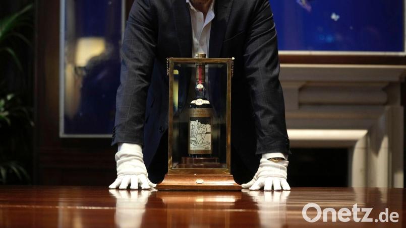 Über 2,1 Millionen Pfund war einem Käufer die Flasche des „The Macallan 1926 Adami“ wert. Bild: Kin Cheung/AP
