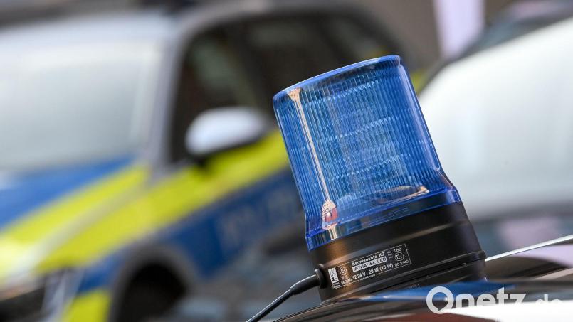 Ein Blaulicht ist auf dem Dach eines Einsatzfahrzeuges der Polizei zu sehen. Symbolbild: Hendrik Schmidt /dpa