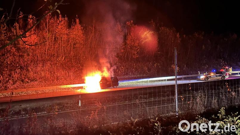 Ein VW Sharan brennt auf der Autobahn zwischen den Anschlussstellen Nabburg-West und dem Kreuz &quot;Oberpfälzer Wald&quot; komplett aus. Grund ist ein technischer Defekt. Bild: bk-media