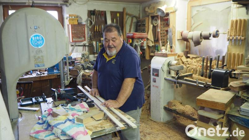 Josef Roith bastelt leidenschaftlich mit Holz. Der 72-Jährige aus Schönsee gehört mit seinen Deko-Artikeln zu den Pionieren unter den Anbietern bei &quot;Advent im Wald&quot; Bild: bl