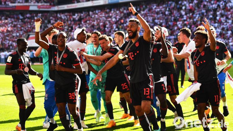 Bayerns Eric Maxim Choupo-Moting (M) und seine Teamkollegen jubeln. Archivbild: Marius Becker/dpa