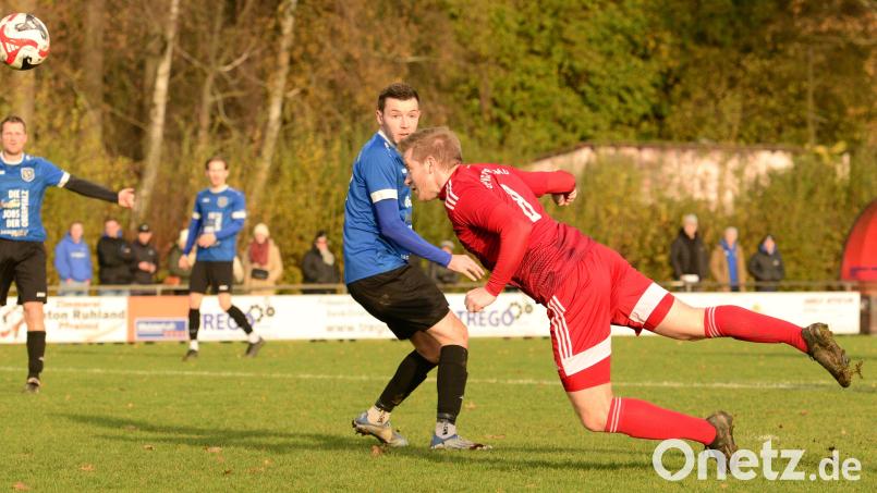 Dennis Lobinger erzielt das 1:0 für die SpVgg Pfreimd. Es war der einzige und entscheidende Treffer beim Pfreimder 1:0-Sieg gegen den SV Etzenricht. Bild: ham