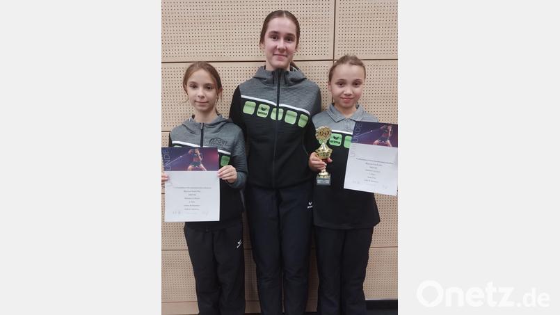 Romy Fritz (rechts) holte sich bei der Verbandsbereichsmeisterschaft den Titel in der U13, Emma Riedhammer (links) wurde Vierte; in der Mitte Lina Royer.. Bild: Fritz