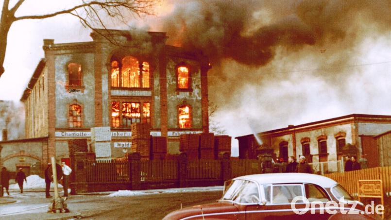 Großbrände gab es seit der Gründung der Feuerwehr Waldsassen immer wieder im Stadtgebiet. Am 30. Januar 1966 stand die Klinkerfabrik in Flammen, drei Jahre vorher gab es dort ein weiteres Brandunglück. Bild: Archiv Feuerwehr Waldsassen/exb