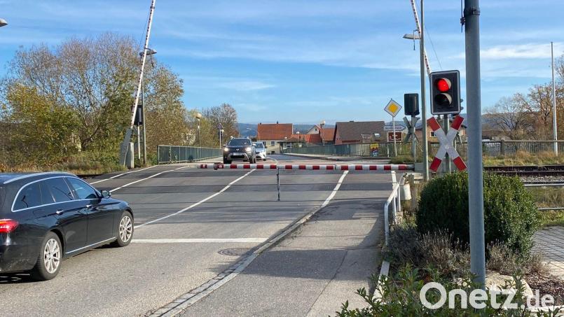 Wegen eines technischen Defektes öffnete sich eine Schranke am Nabburger Bahnübergang nicht. Ein Techniker behob den Schaden. Bild: Völkl