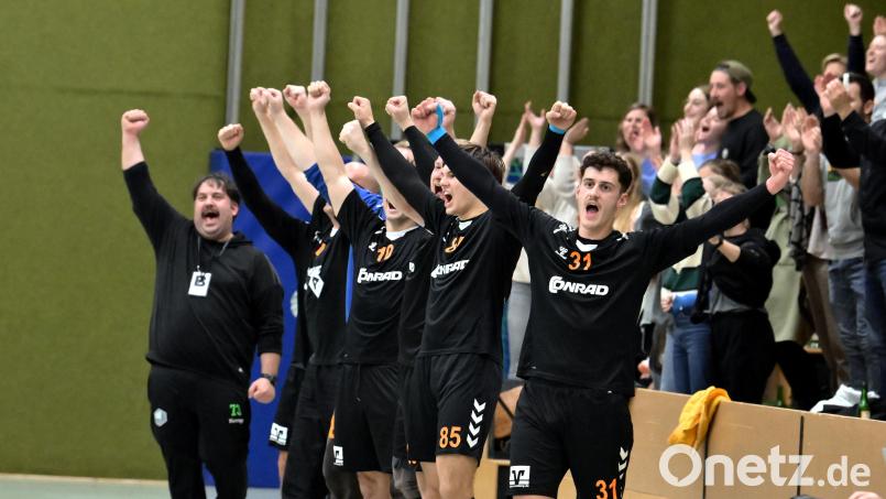 Grenzenloser Jubel bei den Spielern der HG Amberg und Trainer Christof Heiduk (ganz links) nach der Schlusssirene im Heimspiel gegen den HV Oberviechtach. Bild: Hubert Ziegler