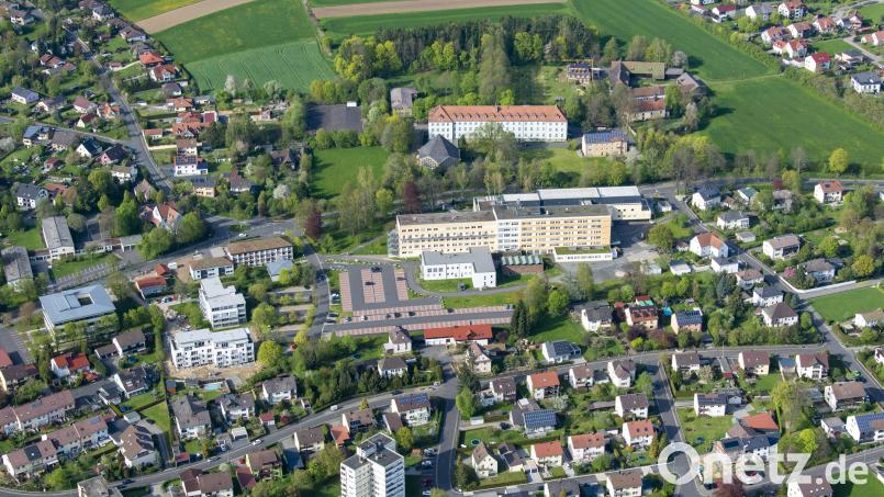 Die Steyler Missionare wollen auf dem St.-Peter-Areal, links der St. Peter-Kirche, ein Wohn- und Miethaus errichten. Eine Bauvoranfrage wurde im Bauausschuss der Stadt Tirschenreuth behandelt. Bild: mür