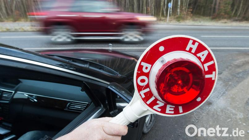 Ein 58-Jähriger ist mit fast zwei Promille am Steuer erwischt worden. Symbolbild: Armin Weigel/dpa