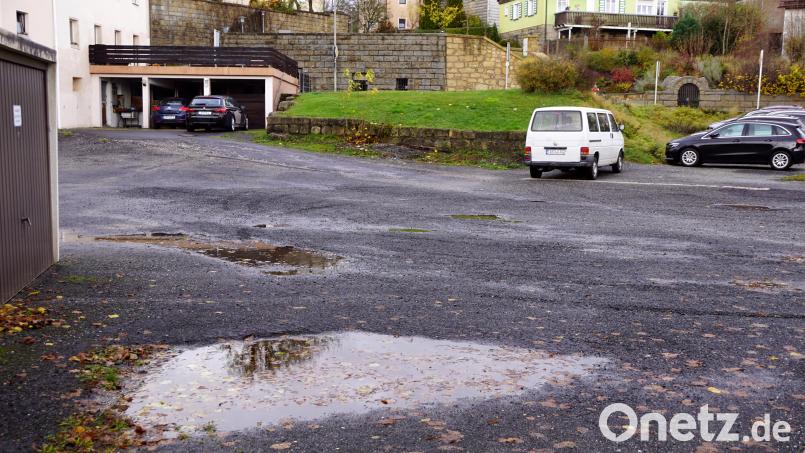 Die leere Fläche wird das Zentrum des Speckermühlplatzes mit einem großkronigen Baum und einer Ruhebank als zentrales Element. Dem Platz gegenüber auf der anderen Straßenseite schließt sich das Daddy-Areal an. Bild: bkr