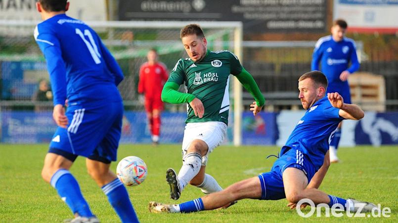 Der Weisendorfer Max Grabert (rechts) fährt gegen den Mitterteicher Matthias Männl die Grätsche aus. Der SV Mitterteich verlor sein Heimspiel gegen den ASV Weisendorf mit 1:2. Bild: Thomas Schrems