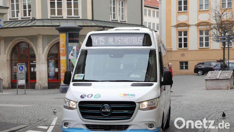 Der elektrische Altstadtbus hat nicht funktioniert. Auch technisch gab es bei dem Modell noch einige Probleme, wie Oberbürgermeister Michael Cerny sagt. Bild: Wolfgang Steinbacher