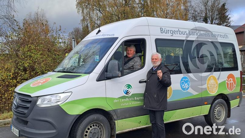 An der Haltestelle am Rathaus in Mehlmeisel: Altbürgermeister Günter Pöllmann sowie Busfahrer Daniel Tschorne. Der Bus kam aus Gefrees und fuhr als nächstes die Haltestelle Waldhaus an. Bild: gis
