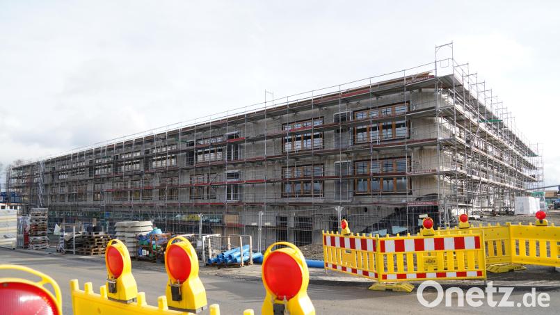 Beim Bau der neuen Kemnather Realschule geht es planmäßig voran. Bis Ende 2024 soll das riesige Gebäude mit angeschlossener Turnhalle fertig sein. Bild: kaz