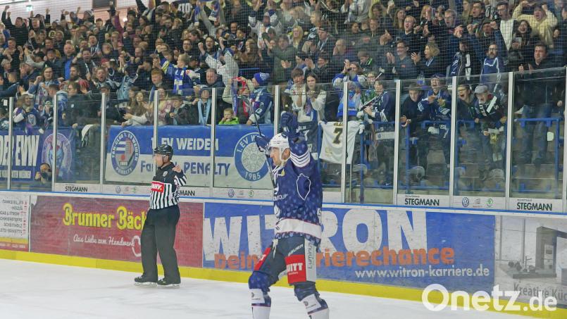 Luca Gläser bejubelt seinen Treffer zum 1:0. Bild: Elke Englmaier