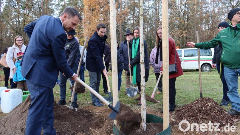 Die letzte Schippe obenauf bei der Pflanzung einer Moorbirke legen die Politiker. Bild: Kunz