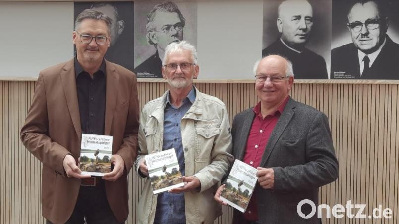 Im Oberpfälzer Heimatspiegel 2024 rückt die 850-jährige Geschichte des Ortes in den Fokus. OHS-Autor Hans-Peter Weiß (Mitte) und Verleger Eckhardt Bodner (rechts) übergeben an Stullns Bürgermeister Hans Prechtl ein druckfrisches Exemplar. Bild: Oberpf. Heimatspiegel/Weiß/exb
