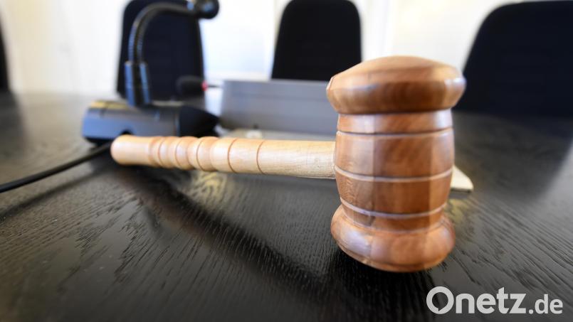 Noch ist das Urteil in Weiden nicht gesprochen. Der Vorwurf: Ein 45-Jähriger soll seine Freundin übelst misshandelt haben. Symbolbild: Uli Deck/dpa