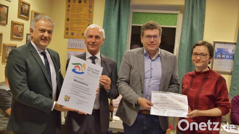 Landrat Roland Grillmeier (von links), Bürgermeister Herr Peter König, Dr. Stefan König und Manuela Pappenberger, Kreisfachberatung des Landratsamtes, bei der Preisverleihung. Bild: Gemeinde Neusorg/exb